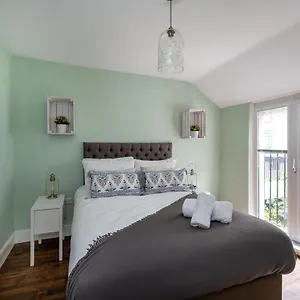 Holiday home Sea View Mumbles Sleeps 7, The Mumbles